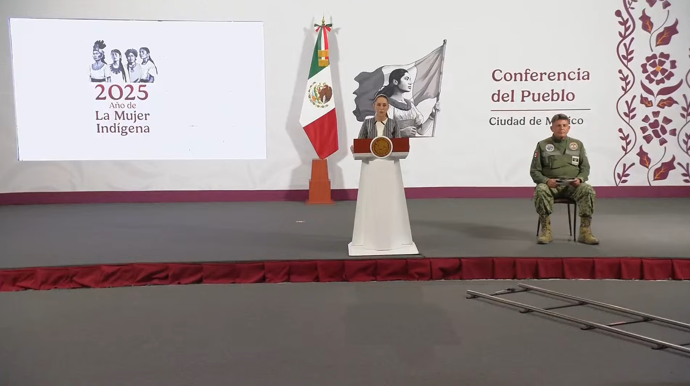 Presidenta Claudia Sheinbaum en conferencia matutina junto al General Ricardo Vallejo, con fondo alusivo al Año de la Mujer Indígena.