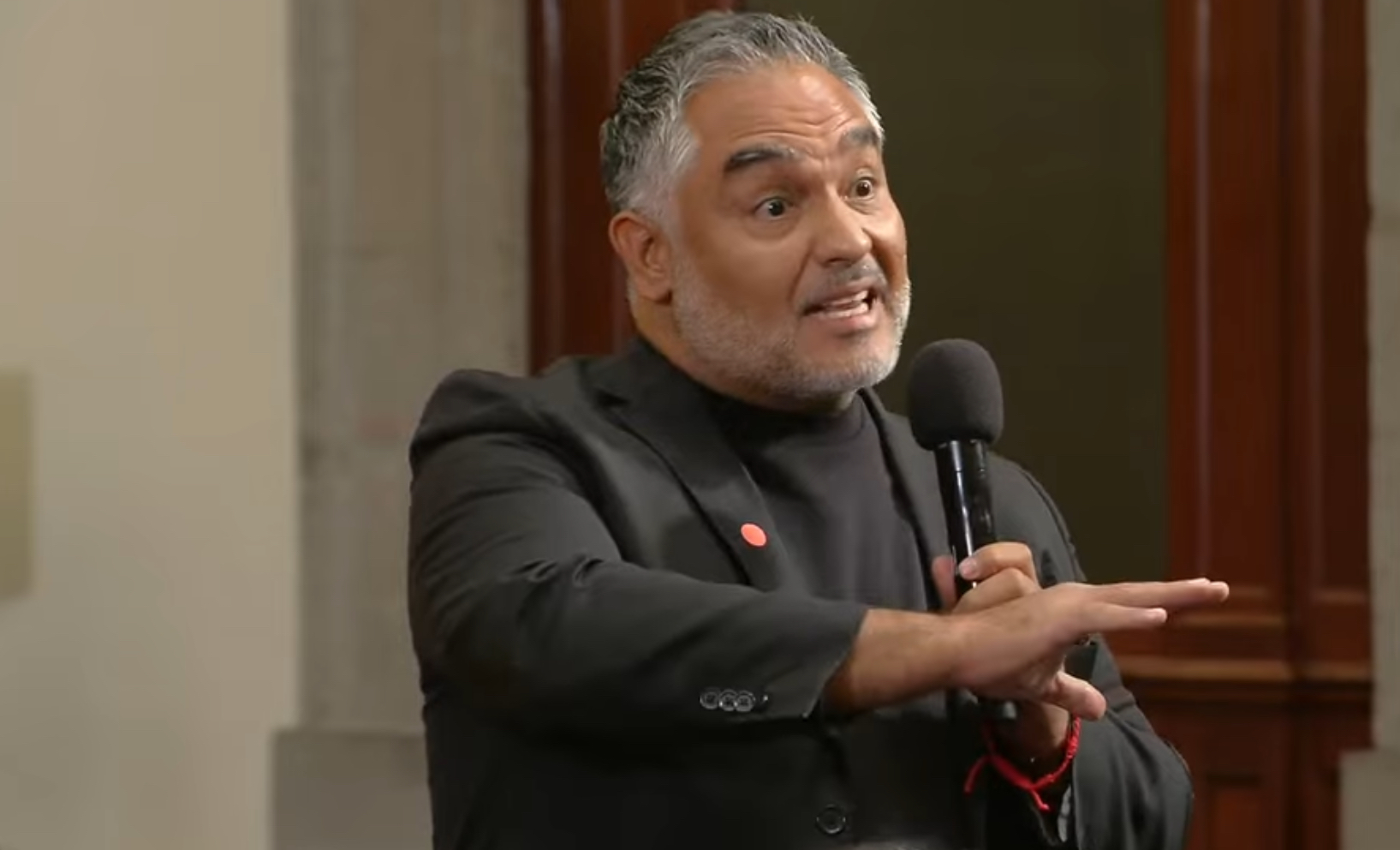 Vicente Serrano hablando en La Mañanera sobre maltrato a migrantes y omisiones de funcionarios consulares.