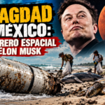 Ilustración editorial de Elon Musk, un cohete SpaceX y desechos espaciales en Playa Bagdad, Tamaulipas, junto a una tortuga y un delfín.