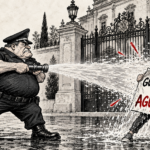 Caricatura editorial de un policía que lanza agua a una persona con un cartel que dice “Guadalajara quiere agua limpia”, frente a una residencia oficial.